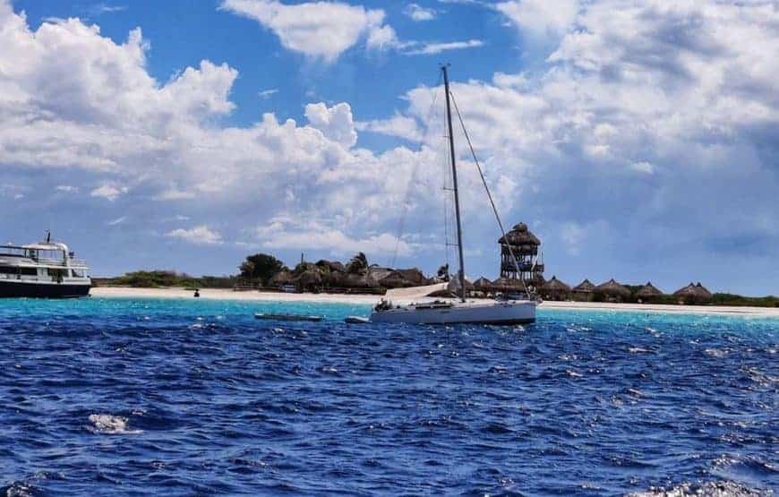 Catamaran Sailing to Klein Curacao